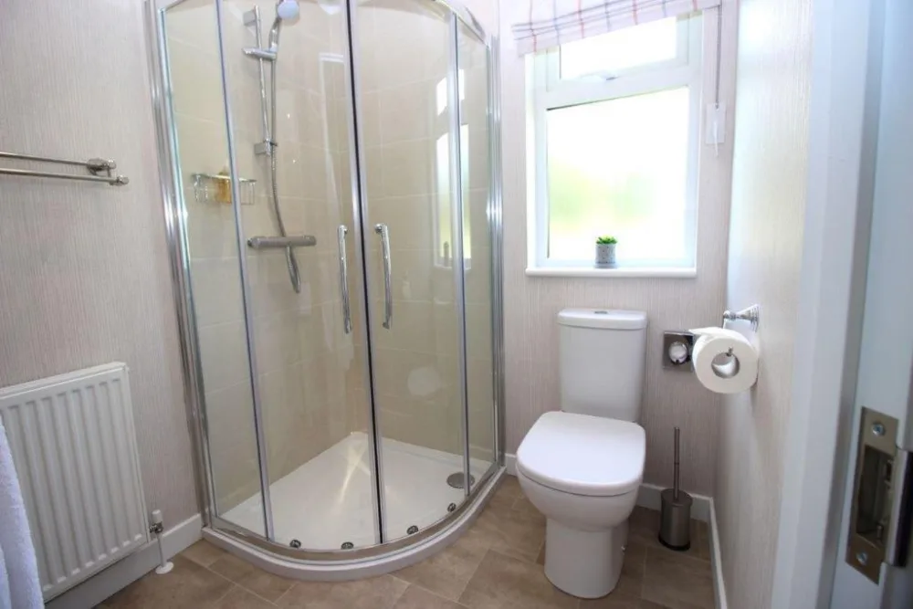 Bumblebee Lodge En suite Shower