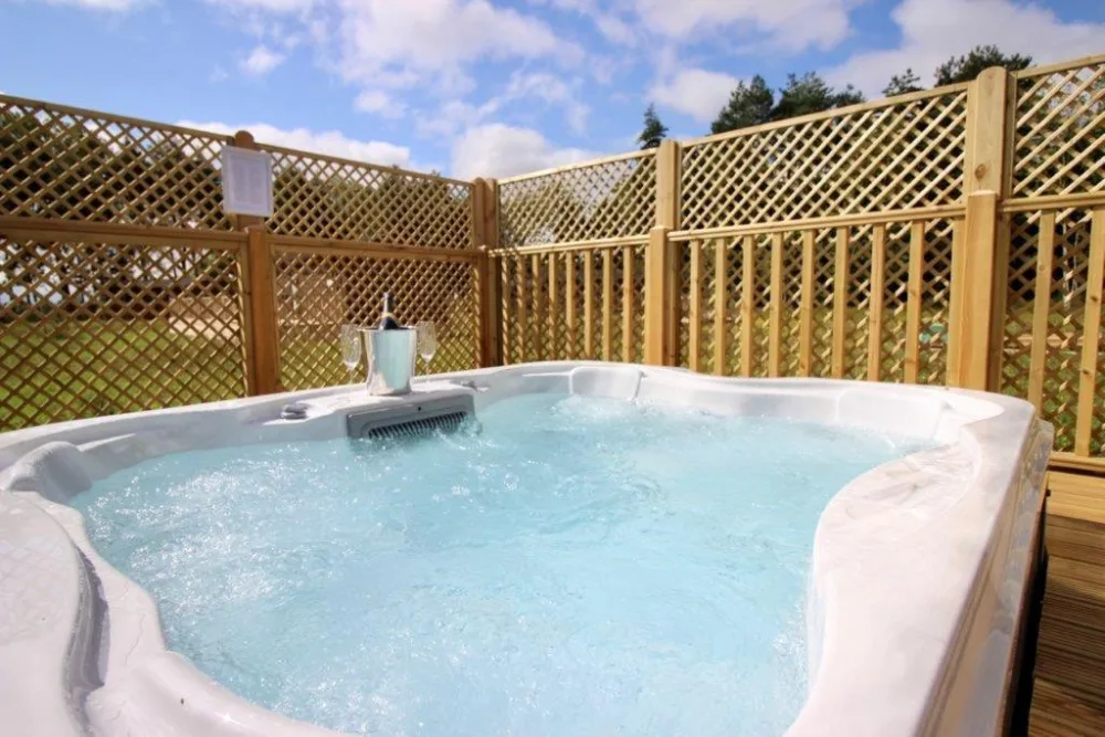 Bumblebee Lodg Hot Tub